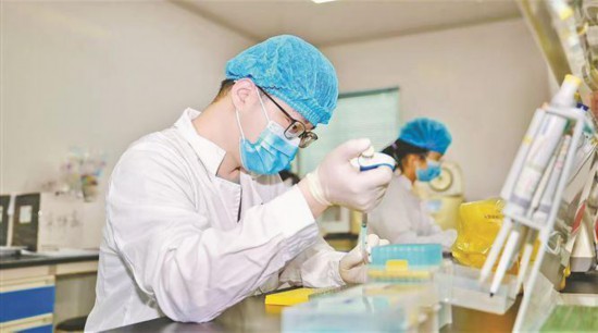 火炬科技成果轉(zhuǎn)化中心將依托廈門市和廈門火炬高新區(qū)積累的產(chǎn)業(yè)資源和創(chuàng)新要素建設(shè)服務(wù)平臺(tái)。圖為高新區(qū)孵化企業(yè)萬(wàn)基生物實(shí)驗(yàn)室。（資料圖）