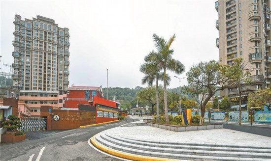 改造后：蓮岳學(xué)校門口新增口袋公園，家長接送孩子，可在此等候。林銘鴻攝