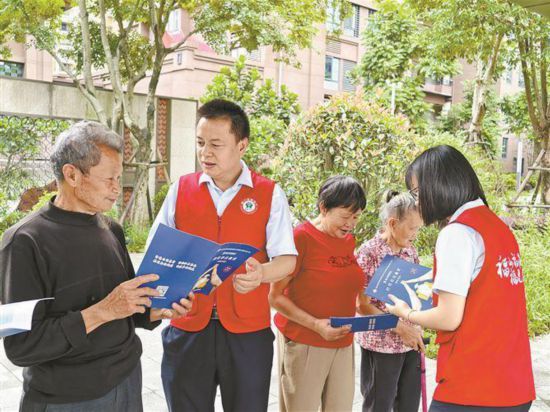 廈門農(nóng)商銀行工作人員走進(jìn)同安區(qū)祥平街道移民造福安置小區(qū)二期，為居民送上便民服務(wù)、宣傳金融知識。廈門農(nóng)商銀行供圖
