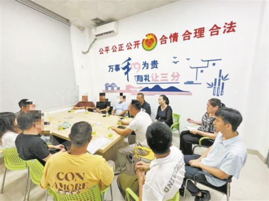 同安區(qū)著力打造“家門口的解憂站”。圖為同安區(qū)綜治中心調(diào)解現(xiàn)場(chǎng)。同安區(qū)委政法委供圖